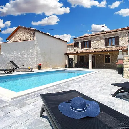Mit Privatpool Fuer 6 Personen Ca 125 Qm In Liznjan, Istrien Suedkueste Von Istrien Holiday home