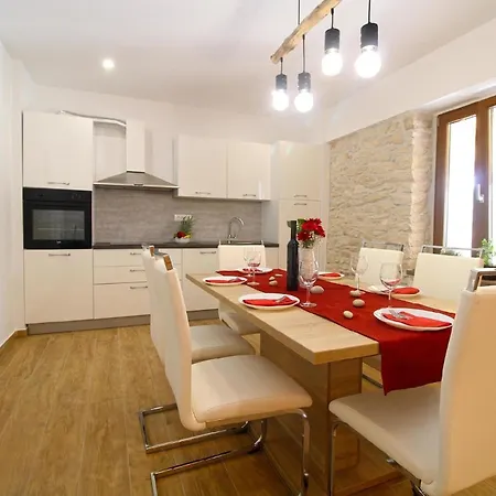 Mit Privatpool Fuer 6 Personen Ca 125 Qm In Liznjan, Istrien Suedkueste Von Istrien *