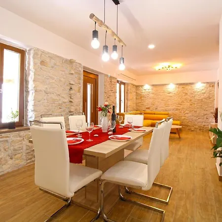 Mit Privatpool Fuer 6 Personen Ca 125 Qm In Liznjan, Istrien Suedkueste Von Istrien *