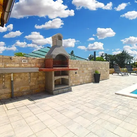 Mit Privatpool Fuer 6 Personen Ca 125 Qm In Liznjan, Istrien Suedkueste Von Istrien *