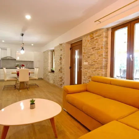 Mit Privatpool Fuer 6 Personen Ca 125 Qm In Liznjan, Istrien Suedkueste Von Istrien *